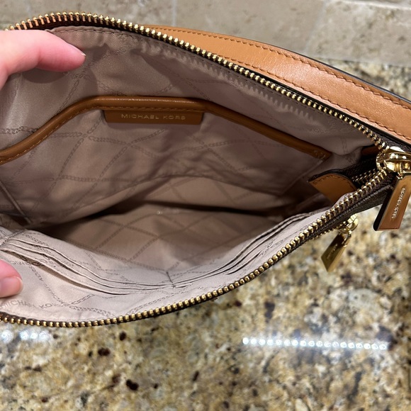 🛑 SOLD 🛑 Michael Kors crossbody, adjustable strap. EXCELLENT condition. - Picture 5 of 15